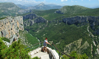 Mujer en un mirador contemplando colinas verdes cerca de Roquebrune-sur-Argens en Provenza, Francia.