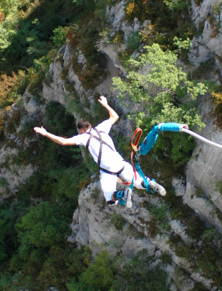 Una persona hace salto bungee en un barranco cerca de Roquebrune-sur-Argens, Provenza-Alpes-Costa Azul, Francia.