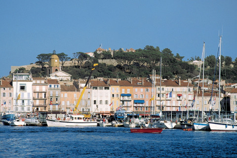 Udsigt over havnen i Provence-Alpes-Côte d’Azur med farverige bygninger og lystbåde ved Camping Leï Suves.