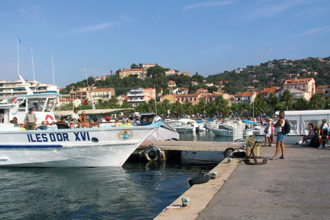Havn med både og folk i nærheden af Camping Leï Suves, Provence-Alpes-Côte d’Azur, Frankrig.