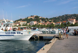 Havn med både og folk i nærheden af Camping Leï Suves, Provence-Alpes-Côte d’Azur, Frankrig.