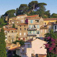 Vista pintoresca de casas tradicionales y vegetación en Roquebrune-sur-Argens, Provence-Alpes-Côte d’Azur, Francia.