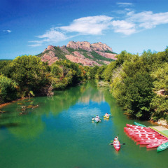 Kayaks sobre un río rodeado de vegetación y montañas en Camping Leï Suves, en la región Provence-Alpes-Côte d’Azur.