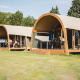 Luxe lodgetenten met houten frame en veranda op Camping de Bovenberg in Nederland op een zonnige dag.