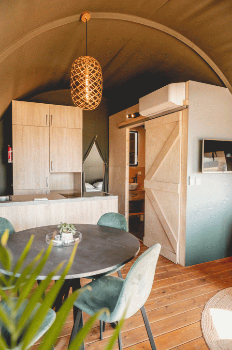 Binnenzicht van een luxe safaritent met eigentijdse inrichting bij Camping de Bovenberg in Nederland.