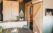 Indendørsbillede af luksuriøs safaritelt med moderne indretning ved Camping de Bovenberg, Holland.