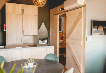 Indendørsbillede af luksuriøs safaritelt med moderne indretning ved Camping de Bovenberg, Holland.