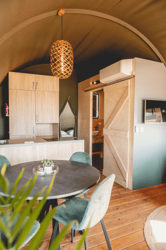 Vue intérieure d'une tente safari de luxe avec décoration moderne au Camping de Bovenberg, Pays-Bas.