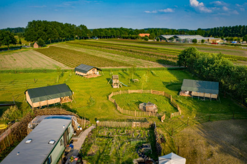 Luftaufnahme von Hoeve Klein Haneveld Ferienpark in Nordbrabant, Niederlande, mit Feldern und Wiesen.