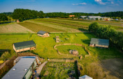 Luftfoto af Hoeve Klein Haneveld feriepark i Nord-Brabant, Holland, med marker og grønne felter omkring.