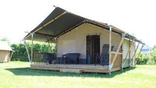 Tienda safari con instalaciones sanitarias en Camping de Boomgaard en Bélgica, terraza y zona para sentarse