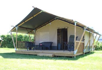 Tenda safari con servizi igienici al Camping de Boomgaard in Belgio, terrazza con area salotto all'aperto