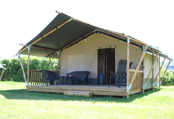 Tienda safari con instalaciones sanitarias en Camping de Boomgaard en Bélgica, terraza y zona para sentarse