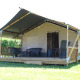 Safari-telt med sanitære faciliteter på Camping de Boomgaard i Belgien, udendørs terrasse og siddepladser