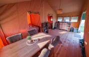 Indvendigt billede af en safariteltlodge på Hoeve Klein Haneveld i Holland med spisestue og køkken.