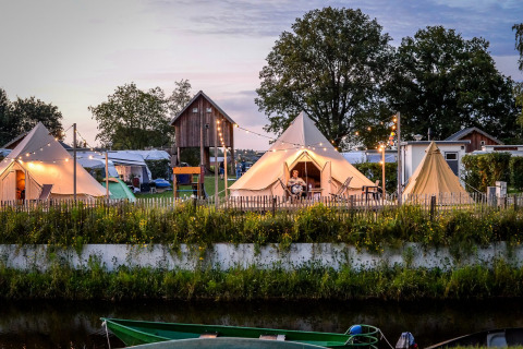 Noche en Happy Harbor Tent + baño, Holiday Park Mölke, Países Bajos, con tiendas tipi iluminadas.