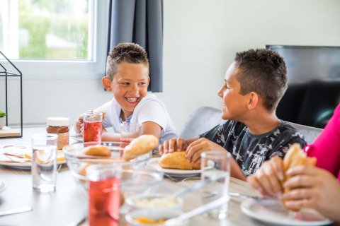 Deux garçons rient et discutent au petit-déjeuner à Park Westerkogge, Hollande-Septentrionale, Pays-Bas.