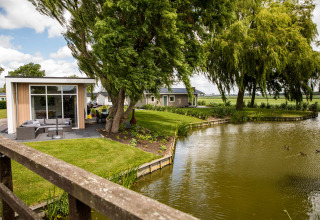 Moderne vakantiewoning aan een vijver in Park Westerkogge, Noord-Holland, Nederland, met terras.