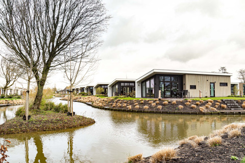 Cottages de vacances modernes au bord du canal au Park Westerkogge, Hollande-Septentrionale, ambiance paisible.