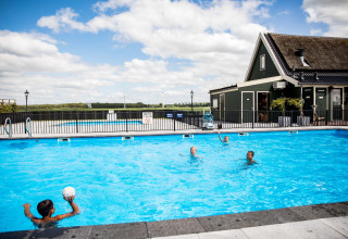 Niños juegan en la piscina exterior del parque vacacional Park Westerkogge en Holanda Septentrional, Países Bajos.