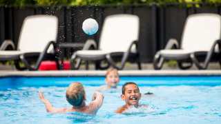 Niños juegan con una pelota en la piscina del parque vacacional Park Westerkogge en Holanda Septentrional.