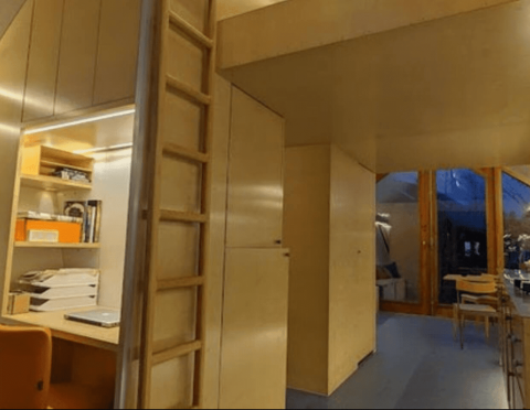 Vue intérieure du lodge Pentagon à Buytenplaets Suydersee aux Pays-Bas, avec un décor en bois clair.