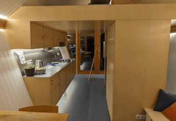 Interno del lodge Pentagon a Buytenplaets Suydersee nei Paesi Bassi, finiture moderne in legno chiaro.