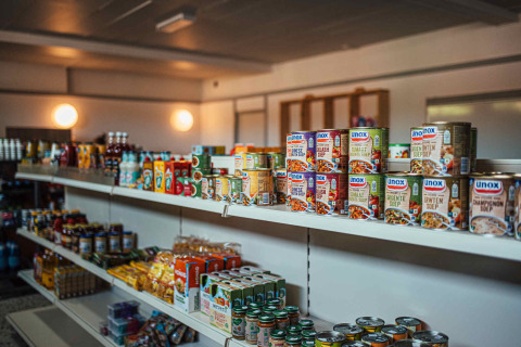 Supermarkt im Eurocamping Vessem BV in Nordbrabant mit Regalen voller Konserven und Lebensmitteln.