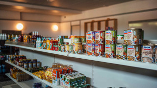 Supermercado del Eurocamping Vessem BV en Brabante Septentrional con estantes llenos de comida enlatada.