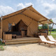 SunLodge Taiga: Amplia tienda glamping con terraza de madera, muebles y dos tumbonas exteriores.