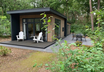 Moderne tiny house Forest park chalet i skoven ved Holiday park De Kleine Belties, Holland, med terrasse.