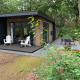 Moderne tiny house Forest park chalet i skoven ved Holiday park De Kleine Belties, Holland, med terrasse.