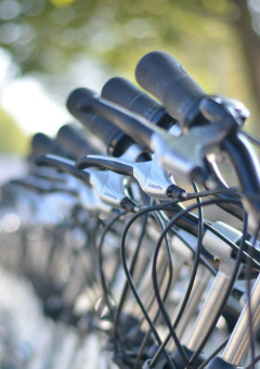 Rij fietsen geparkeerd bij Camping 'de Val' vakantiepark in Zeeland, Nederland, met focus op het stuur.