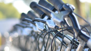 Rangée de vélos garés au Camping 'de Val' à Zeeland, Pays-Bas, avec mise au point sur les guidons.