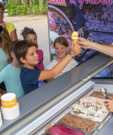 Niños y adultos hacen fila para el helado en hu Birkelt Village, parque vacacional en Mersch, Luxemburgo.