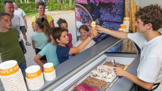 Niños y adultos hacen fila para el helado en hu Birkelt Village, parque vacacional en Mersch, Luxemburgo.