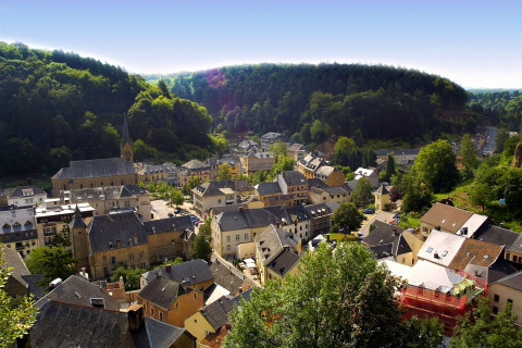 Vista del parque vacacional hu Birkelt Village en Mersch, Luxemburgo, rodeado de colinas verdes.