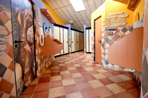 Sanitaires spacieux du hu Birkelt Village à Mersch, Luxembourg, aux couleurs vives et équipements modernes.