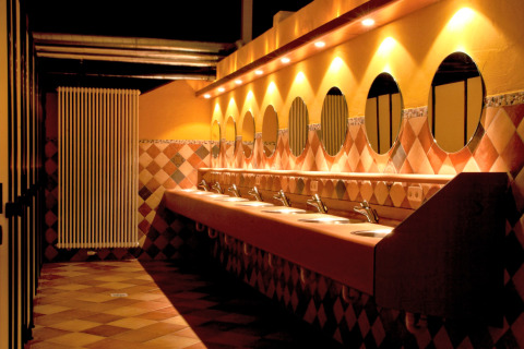 Moderne toiletruimte met meerdere wastafels en ronde spiegels in hu Birkelt Village, Mersch, Luxemburg.