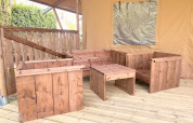 Conjunto de muebles de madera en una tienda de safari en Glamping del Vakantiepark Klein Strand, Bélgica.