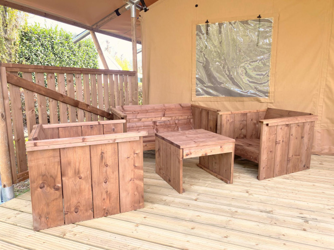 Houten meubels in een safaritent bij Glamping op Vakantiepark Klein Strand in België.