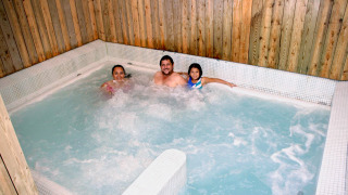 Una familia disfruta del jacuzzi en Camping Vilanova Park, un popular parque de vacaciones en Cataluña, España.