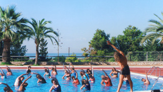 Clase de aquagym en la piscina del Camping Vilanova Park, un parque vacacional en Cataluña, España.