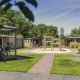 Udsigt over legeplads og flere feriehytter ved 6x bungalette i Holiday Park Mölke, Nederlandene.