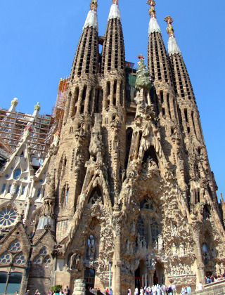 La icónica basílica de la Sagrada Familia en Barcelona, España, famosa por la arquitectura de Gaudí.
