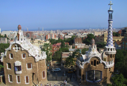 Vista de las coloridas estructuras modernistas del Park Güell en Barcelona con la ciudad al fondo.