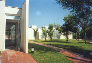 Edifici moderni e giardini curati presso Camping Vilanova Park, un villaggio turistico in Catalogna, Spagna.