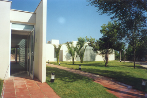 Edifici moderni e giardini curati presso Camping Vilanova Park, un villaggio turistico in Catalogna, Spagna.