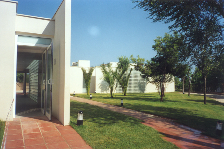 Moderne gebouwen en tuinen bij Camping Vilanova Park, een vakantiepark in Catalonië, Spanje.