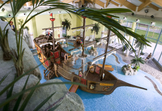 Overdekt waterpark met piratenschip en palmbomen bij Camping Terme Catez vakantiepark, Laag-Sava, Slovenië.
